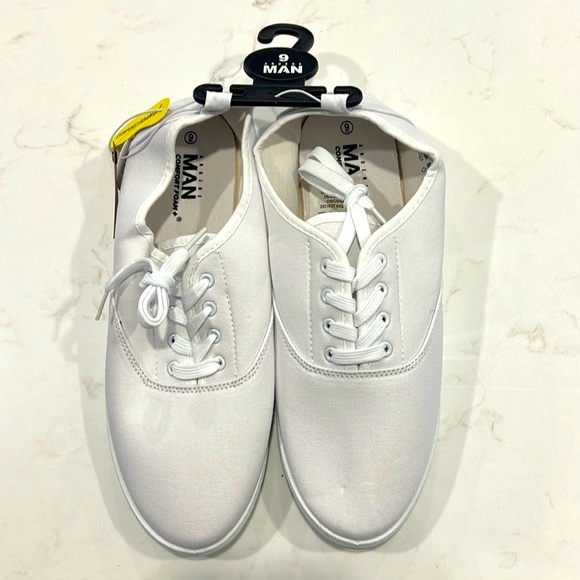 BNWT white casual shoes Men’s 9/Women’s 10.5 - Picture 1 of 3